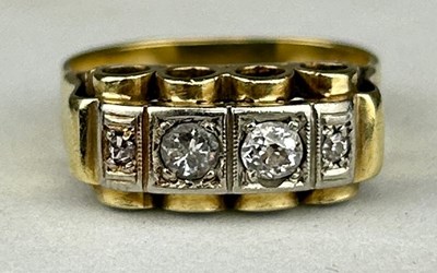 Lot 189 - A 14CT GOLD RING SET WITH CLEAR...