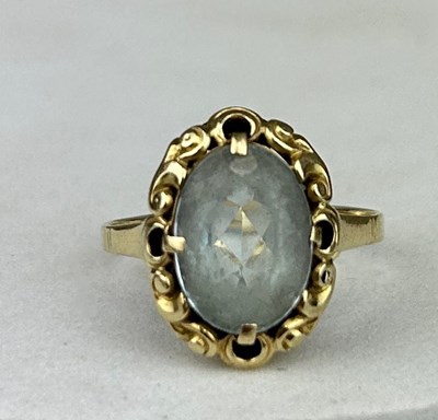 Lot 190 - A SMALL GOLD RING SET WITH A BLUE STONE,...