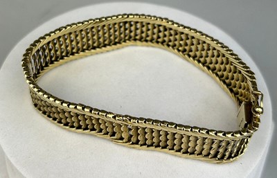 Lot 191 - A 14CT GOLD BRACELET, 

Weight: 38gms