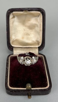 Lot 192 - A PLATINUM AND DIAMOND RING, 

Weight: 3.6gms