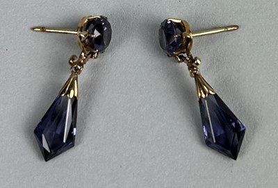 Lot 83 - A PAIR OF GOLD AND AMETHYST DROP EARRINGS (2)