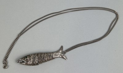 Lot 207 - AN ARTICULATED CHINESE SILVER FISH PENDANT ON SILVER CHAIN