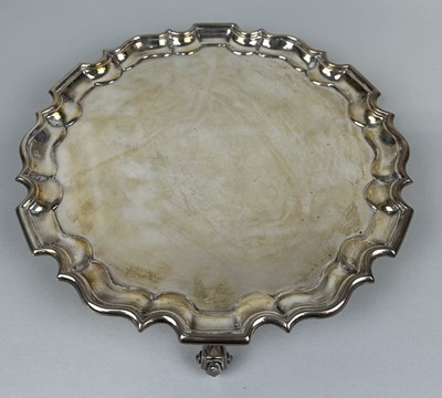 Lot 246 - A SILVER PIE CRUST TRAY BY GOLDSMITHS AND SILVERSMITHS