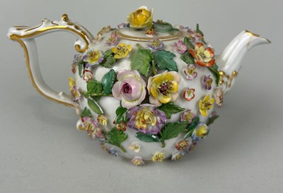 Lot 32 - A 19TH CENTURY MEISSEN TEA POT AND COVER,...