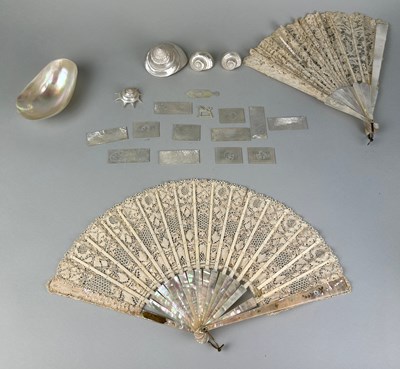 Lot 41 - A COLLECTION OF MOTHER OF PEARL ITEMS TO...