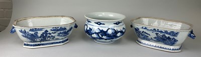 Lot 74 - A PAIR OF CHINESE BLUE AND WHITE QIANLONG...