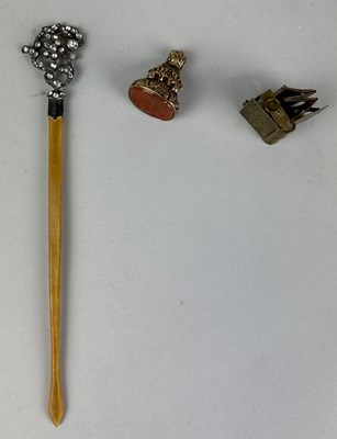 Lot 133 - A SILVER AND HORN HAIR PIN ALONG WITH A GILT...