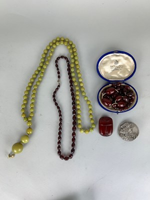 Lot 153 - A CHERRY AMBER NECKLACE ALONG WITH LOOSE...