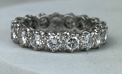 Lot 154 - AN 18CT WHITE GOLD AND DIAMOND ETERNITY RING...