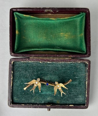 Lot 176 - A 9CT GOLD BROOCH IN THE FORM OF TWO BIRDS...