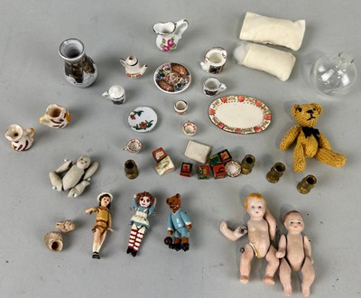 Lot 424 - A SMALL COLLECTION OF DOLLS HOUSE FURNITURE (QTY)