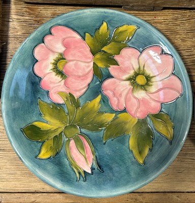 Lot 544 - A MOORCROFT CERAMIC PLATE DECORATED WITH...