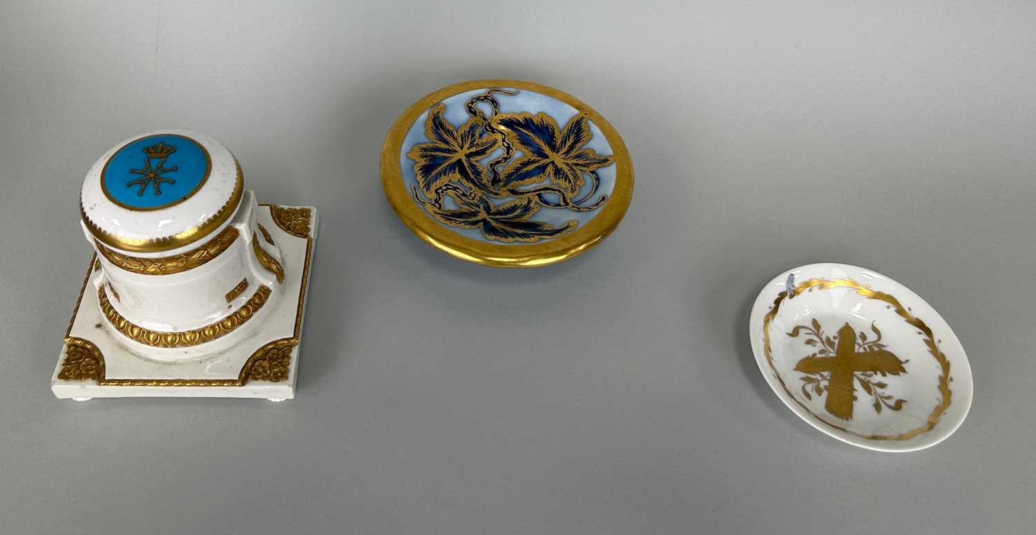 Lot 571 - A KPM PORCELAIN AND GILT DESK INKWELL WITH...