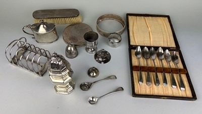 Lot 55 - A COLLECTION OF SILVER ITEMS TO INCLUDE SALT...