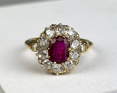 Lot 76 - AN 18CT GOLD RING WITH CLAW SET RUBY...