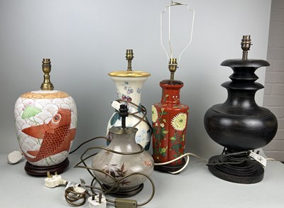 Lot 986 - A COLLECTION OF FIVE LAMPS TO INCLUDE ORIENTAL