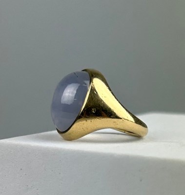 Lot 86 - AN 18CT GOLD RING SET WITH A STAR SAPPHIRE,...