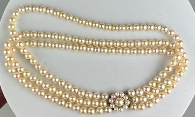 Lot 98 - A 9CT GOLD AND CULTURED PEARL triple string...