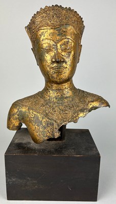 Lot 121 - A THAI GILT BRONZE FIGURE OF A MALE HEAD AND...