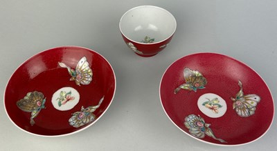 Lot 144 - A CHINESE TEA CUP AND TWO SAUCERS (3)